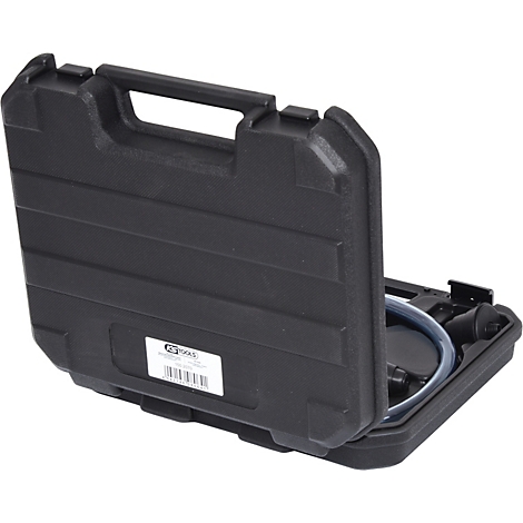 Schwarzer Werkzeugkoffer, geöffnet, mit Werkzeug und Schlauch. Griff oben.